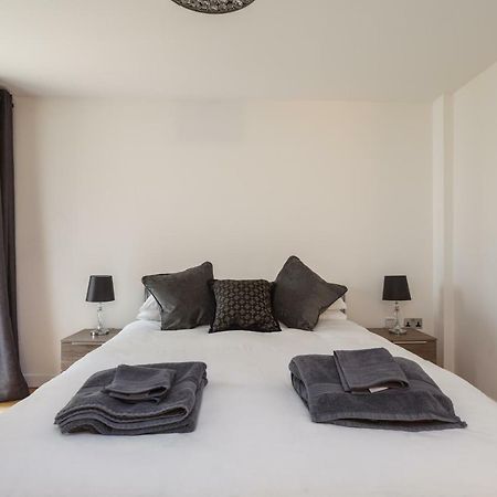 Stunning Contemporary Apartment - Free Parking - 5 Minute Walk To The Beach - Great Location - Fast Wifi - Smart Tv With Netflix Included - Contractor Friendly - Perfect For Short And Long Stays بورنماوث المظهر الخارجي الصورة