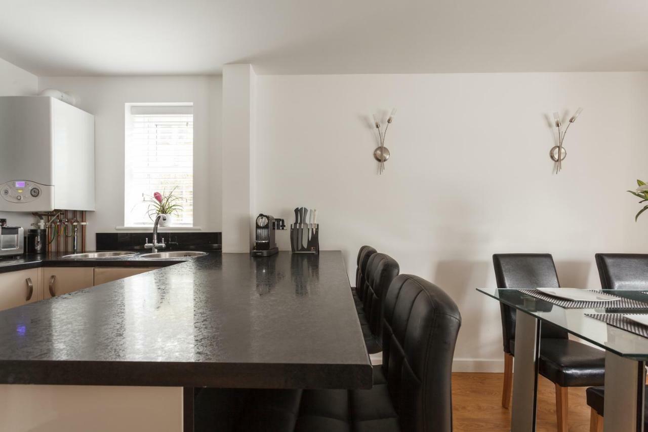 Stunning Contemporary Apartment - Free Parking - 5 Minute Walk To The Beach - Great Location - Fast Wifi - Smart Tv With Netflix Included - Contractor Friendly - Perfect For Short And Long Stays بورنماوث المظهر الخارجي الصورة